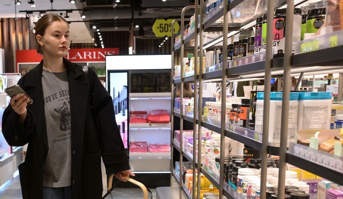     Девушка в магазине. Источник: © РИА Новости Автор фото: Владимир Астапкович