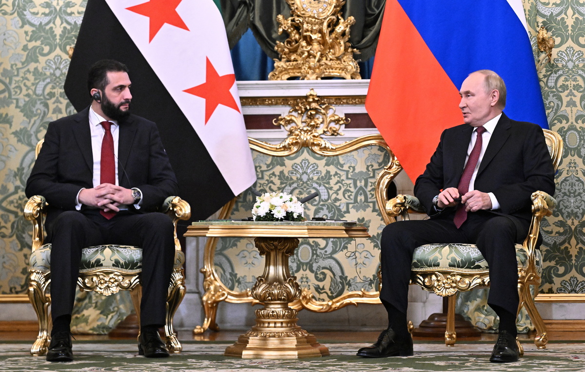    Президент Сирии временного периода Ахмед аш-Шараа и президент РФ Владимир Путин  Сергей Бобылев/POOL/ТАСС