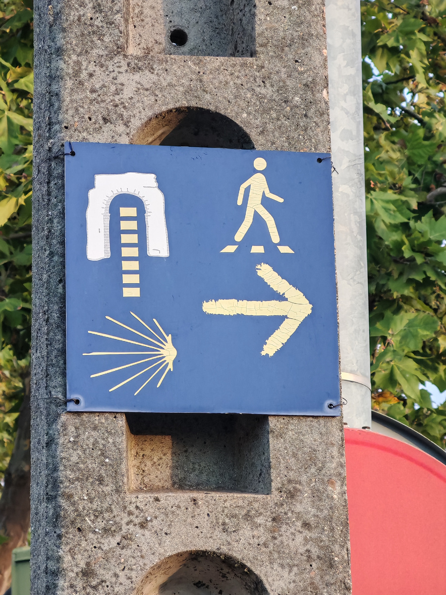 Безопасность пилигрима: переходи дорогу там, где положено (указатель в Касересе)