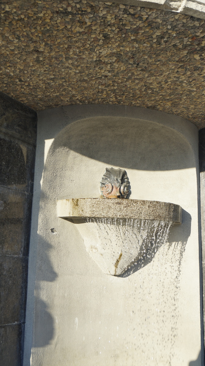 Фонтан с осетрами