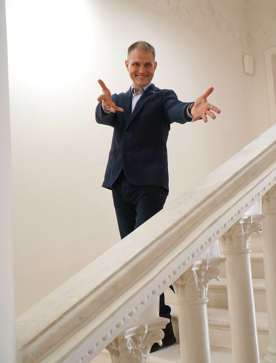 Алексей Шкипер - основатель и руководитель Московского Института Релаксологии и Релаксотерапии, автор и преподаватель известной методики с-тактильной нейрорелаксации "Мнуши"