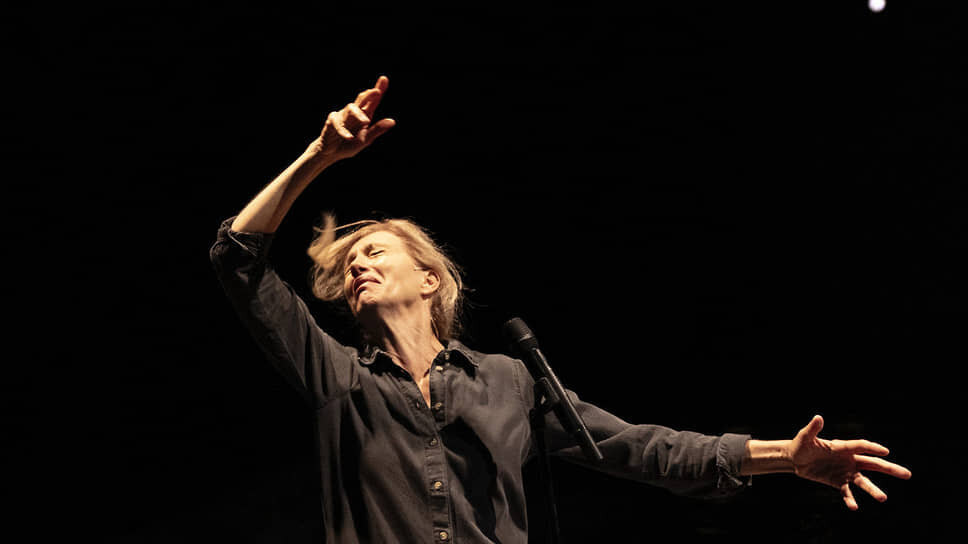 Главная героиня, фоторепортер (Урсина Ларди), путешествует по горячим точкам, и ей кажется — может предвидеть трагедии.📷Фото: Armin Smailovic / Schaubuehne