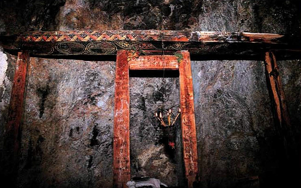 Храм в пещерной церкви Пресвятой Богородицы