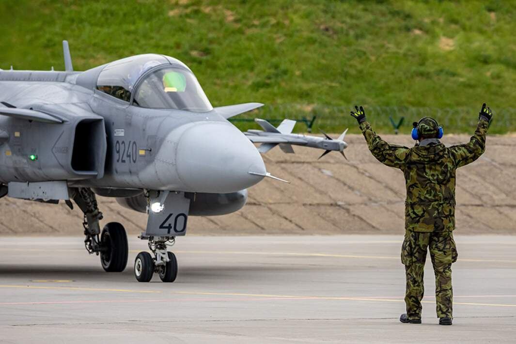 Подготовка к вылету шведского истребителя Gripen
Фото: TASS/EPA/MARTIN DIVISEK