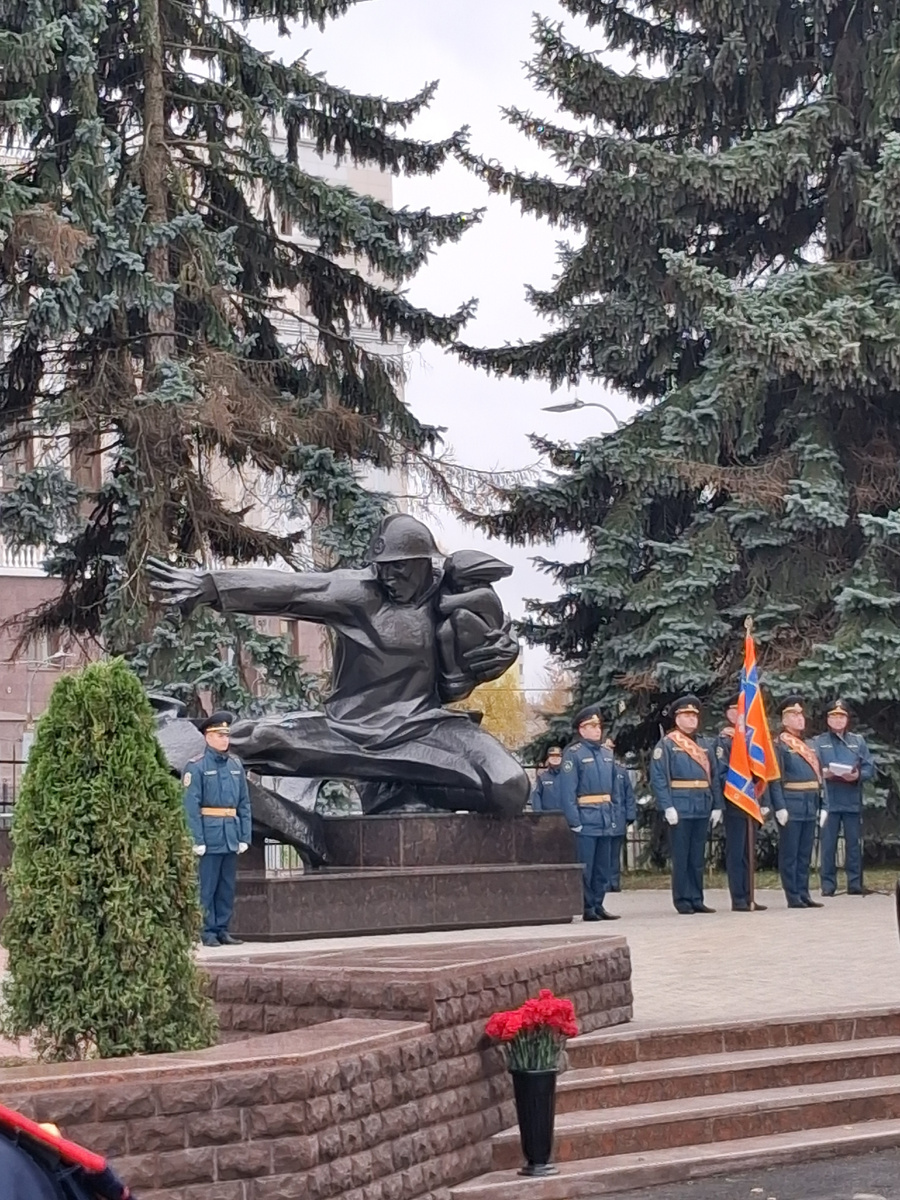 Мемориал "Подвиг пожарного". Фото автора. 