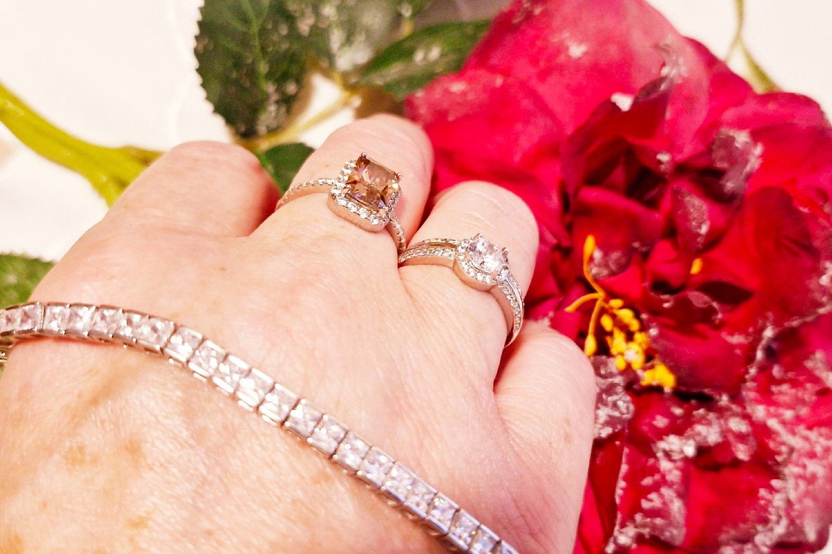 Моя рука с моими драгоценностями