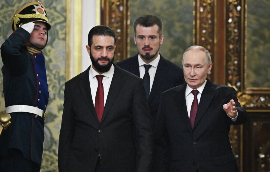    Президент РФ Владимир Путин и президент Сирии Ахмед аш-Шараа во время встречи в Москве / Источник: © Сергей Бобылев/РИА Новости