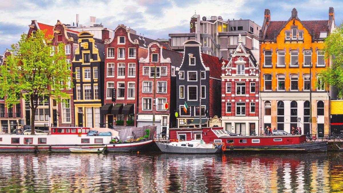     Фото: Justasz/Shutterstock/FOTODOM Сегодня две провинции Голландии по-прежнему играют ключевую роль в жизни Нидерландов, хотя их официальное политическое влияние было упразднено в 1840 году