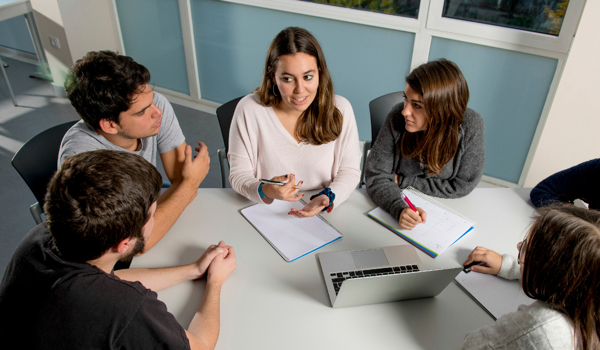 Офлайн-курсы уже давно существуют, но последние годы их аудитория сталкивается с конкуренцией удалённых школ.