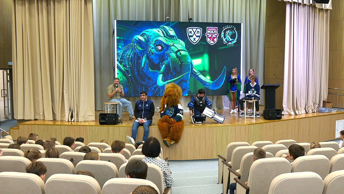    В гимназии Ханты-Мансийска организовали урок хоккея