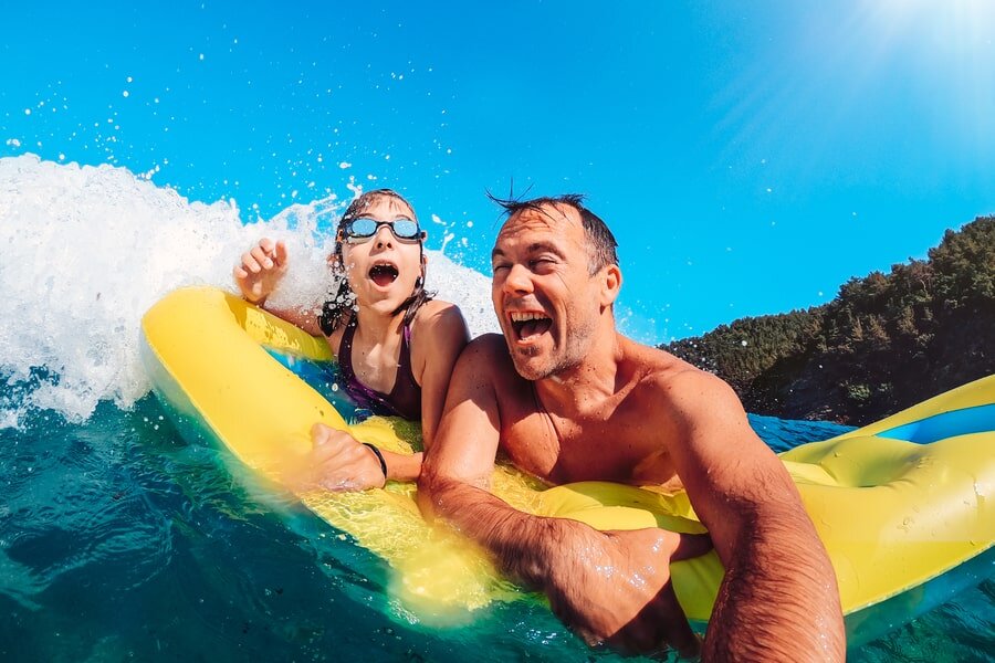 Отец и дочь на надувном матрасе