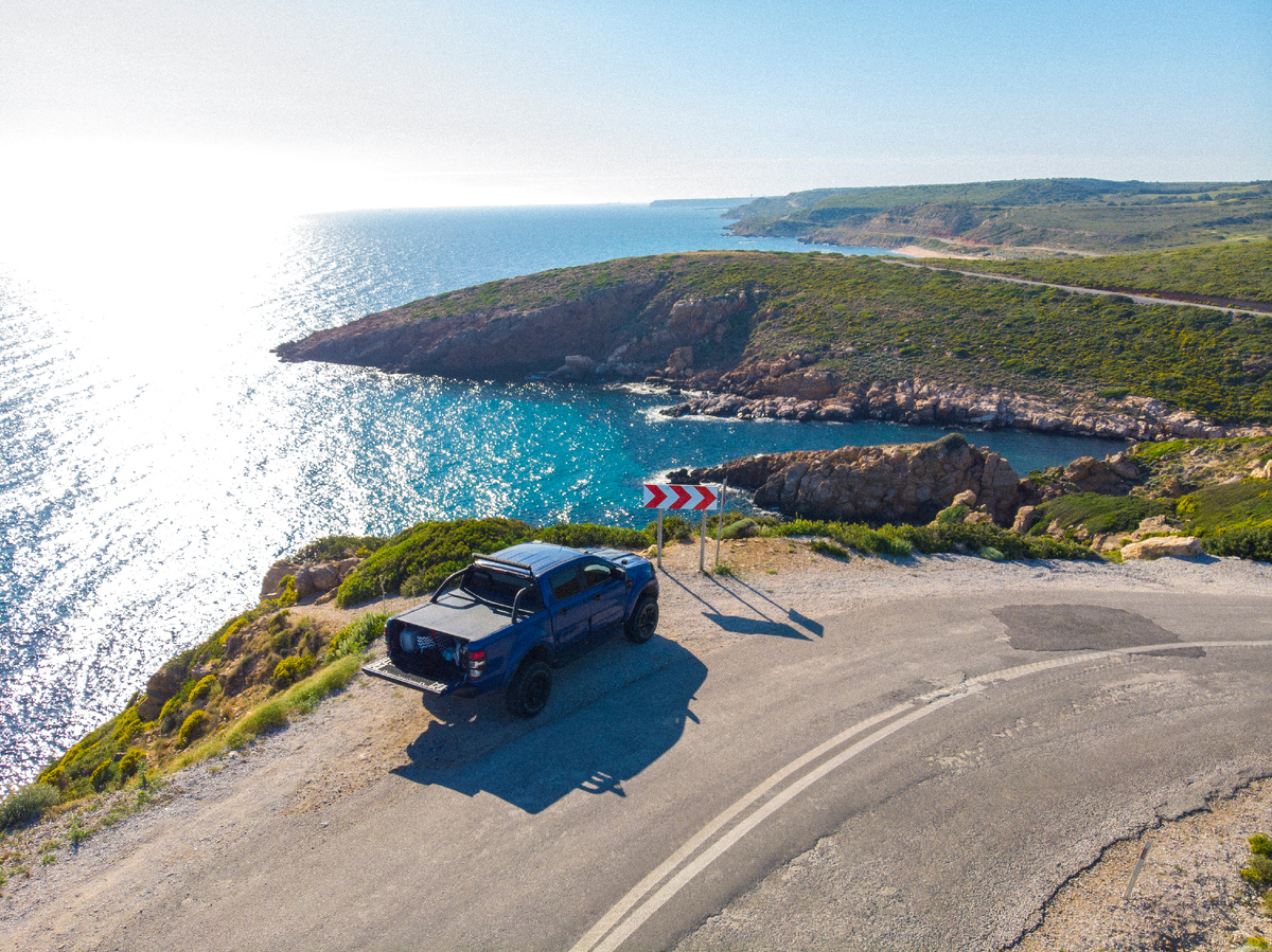 Туристы по пути на дикий приморский пляж