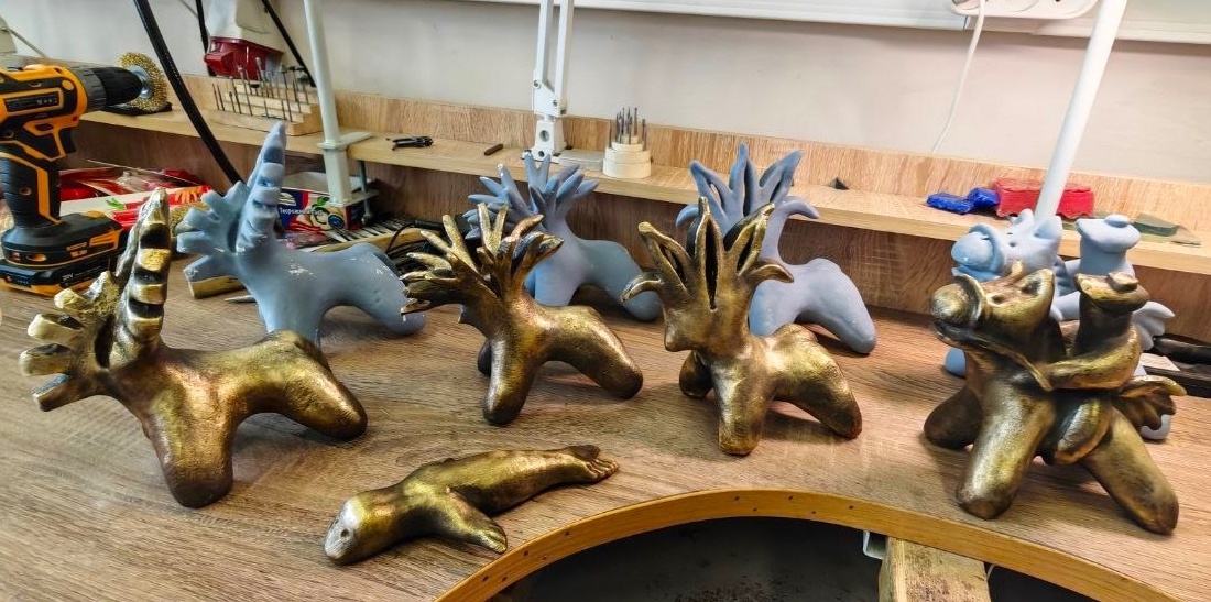 Прототипы ручной работы и отлитые из бронзы фигурки козуль. Источник: страница главы Терского района / vk.com