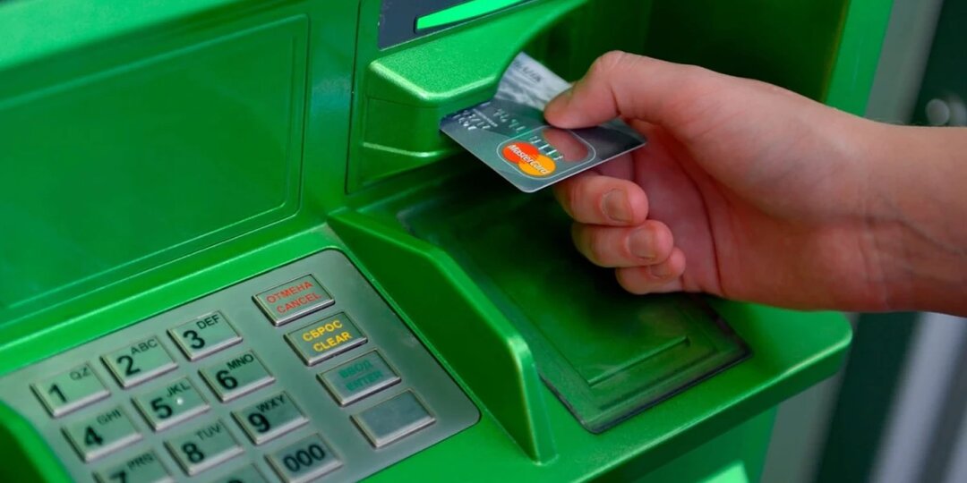 Банки ужесточают контроль над внесением наличных: в каких случаях придётся подтверждать закнность их получения