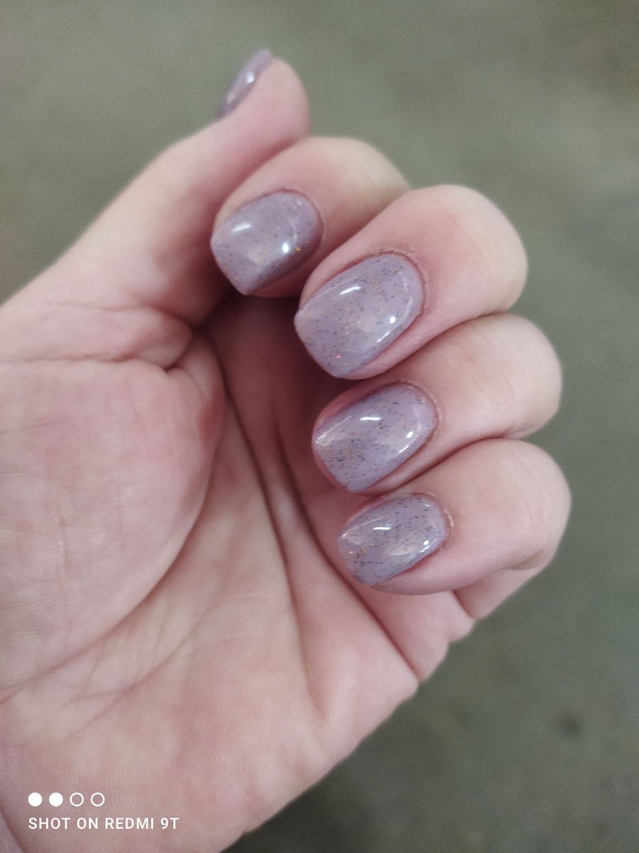 Маникюру здесь уже больше недели, сразу забыла сфотографировать. Фото сегодняшнее. 