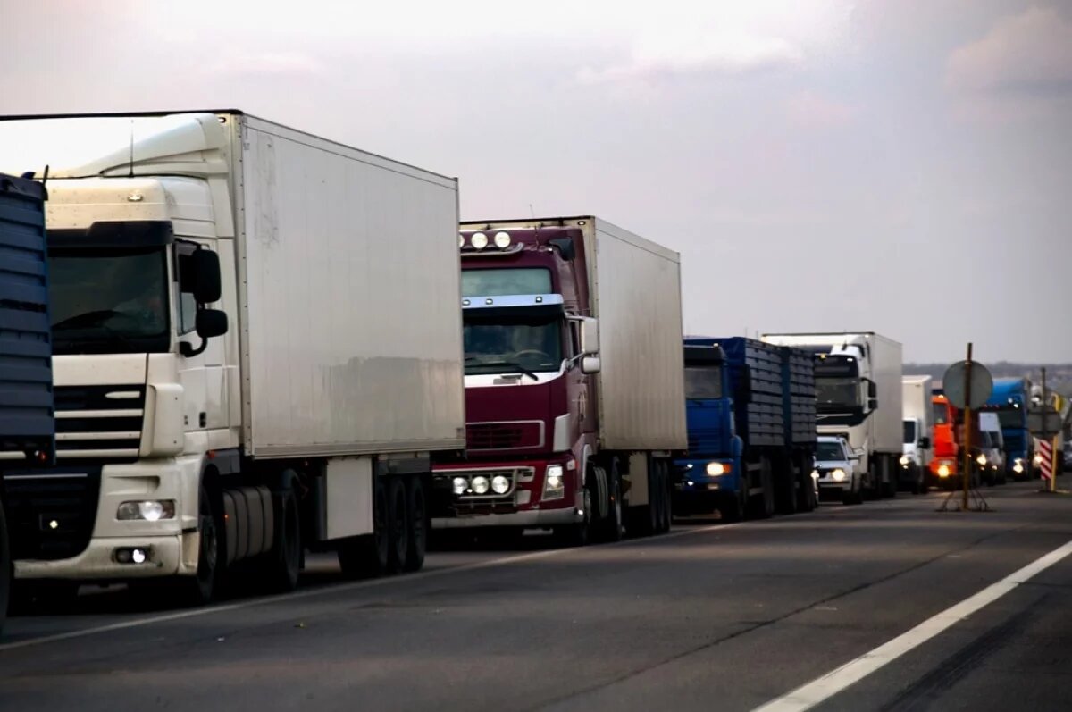    Сообщения о новых очередях грузовиков на севере Казахстана появились в среду утром; до этого такая же ситуация сложилась в конце сентября.