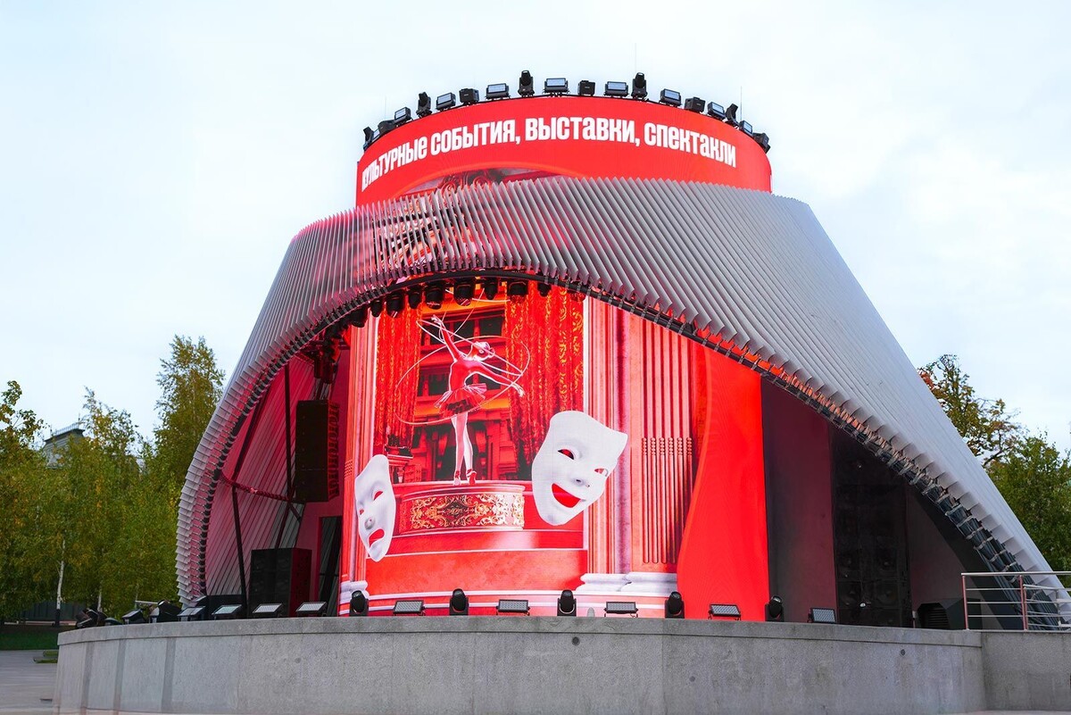    Панда Катюша и освоение космоса: сюжеты инсталляции «Матрешка Москвы» в «Зарядье»