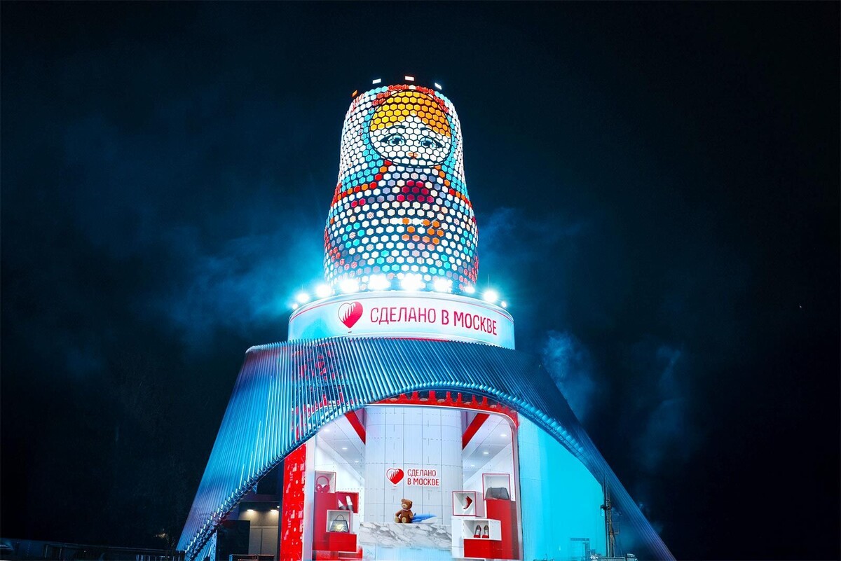    Панда Катюша и освоение космоса: сюжеты инсталляции «Матрешка Москвы» в «Зарядье»