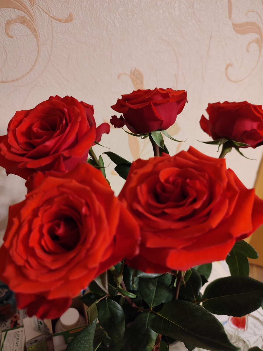 Маме розочки её подружка подарила