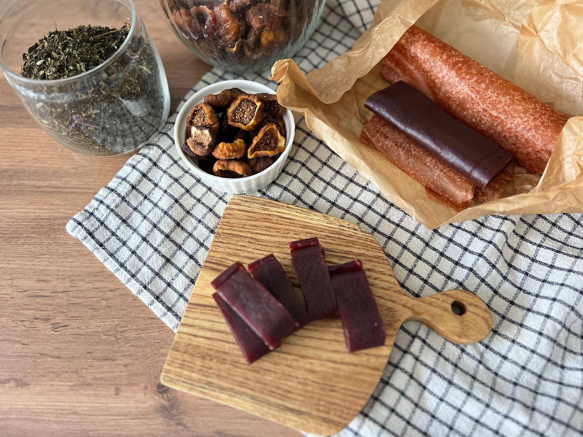 Дары этого лета - сушеный крымский инжир, Вятская пастила и Иван чай. Все собрано и заготовлено своими руками 