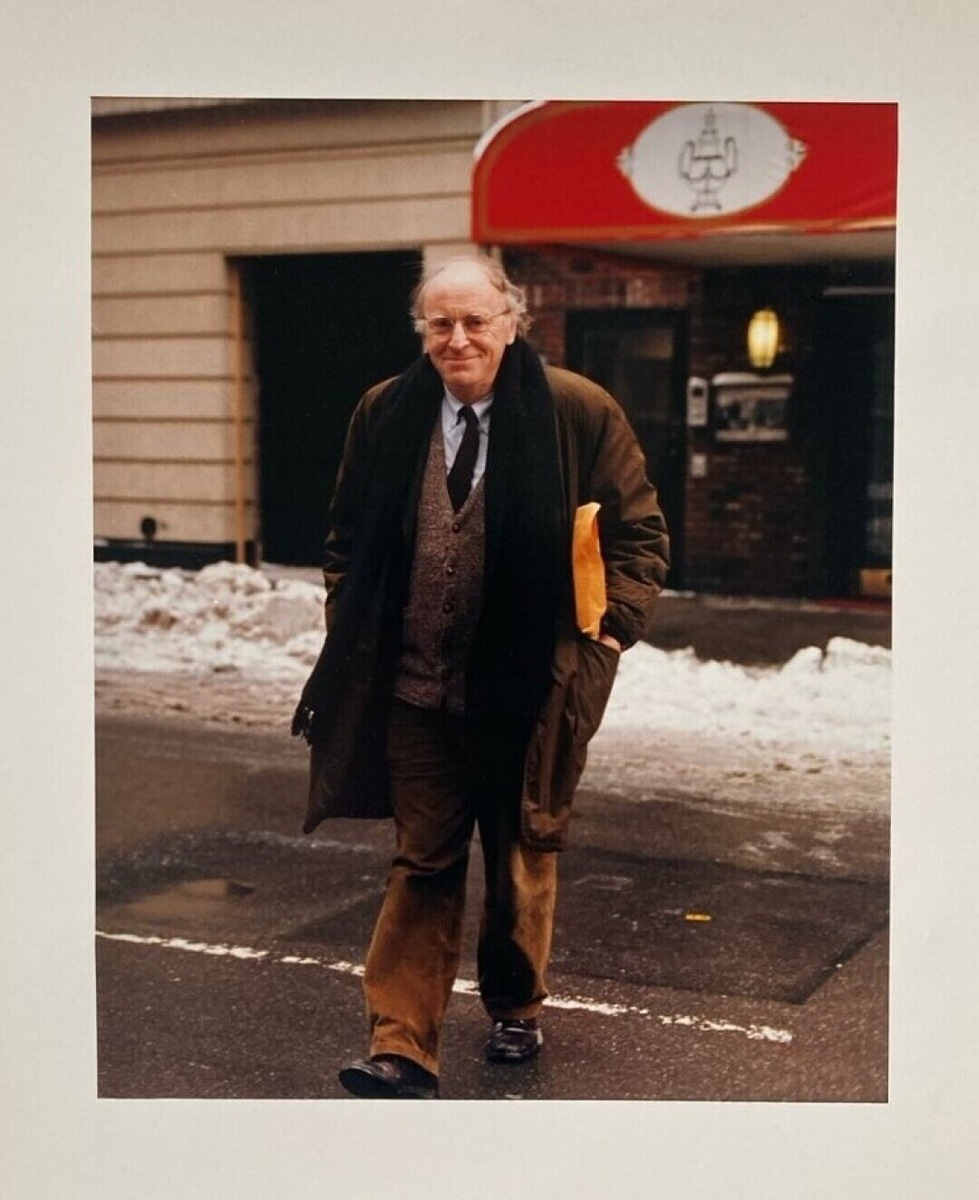    Иосиф Бродский у входа в ресторан «Русский самовар» в Нью-Йорке Фото: Изображение предоставлено музеем Иосифа Бродского «Полторы комнаты»
