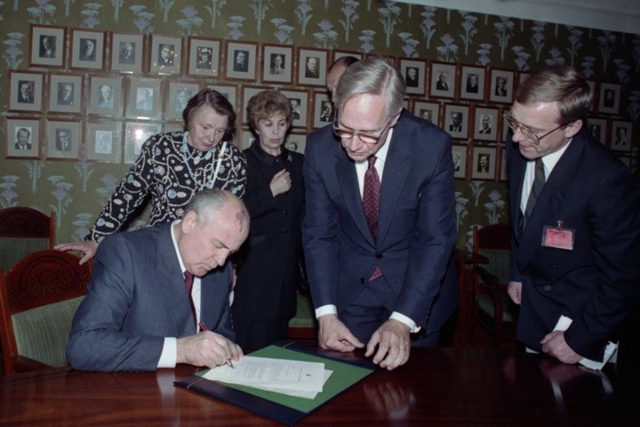 Горби могила не исправит: почему попытки дружбы с Западом всегда оборачиваются катастрофой