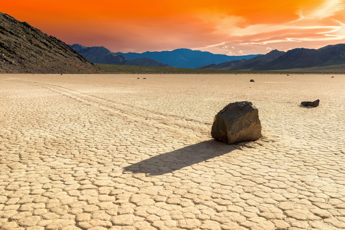     Феномен Долины Смерти: почему по пустыне двигаются камни