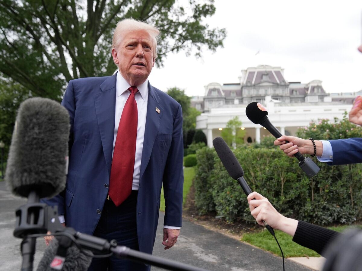    Президент США Дональд Трамп беседует с журналистами на Южной лужайке Белого дома© AP Photo / Mark Schiefelbein