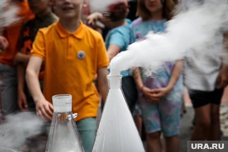    Двухлетний мальчик в Петербурге стал инвалидом после набора для опытов со щелочью