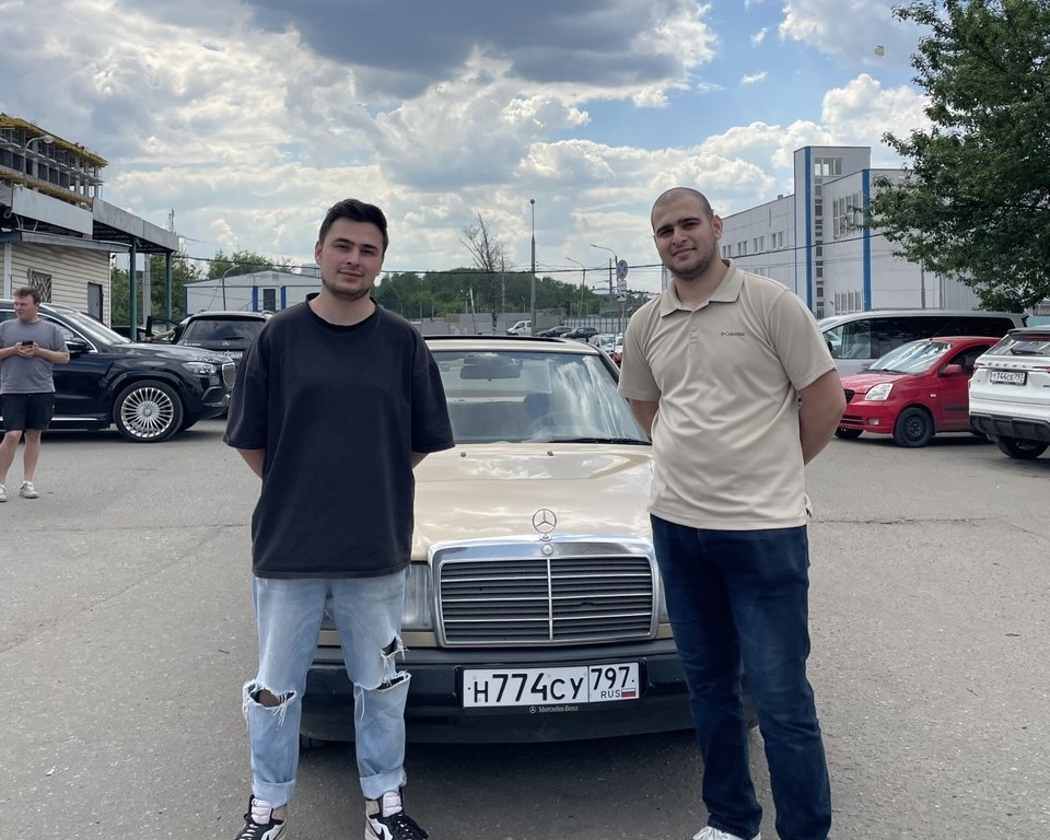 Николай Ломашвили, студент МГТУ «СТАНКИН», на фото справа 