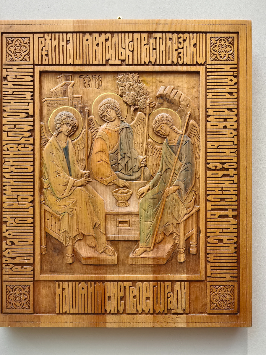 Икона "Святая Троица". Крылов Ю.В. Кедр, акварель, патина, лак. 2019 г.