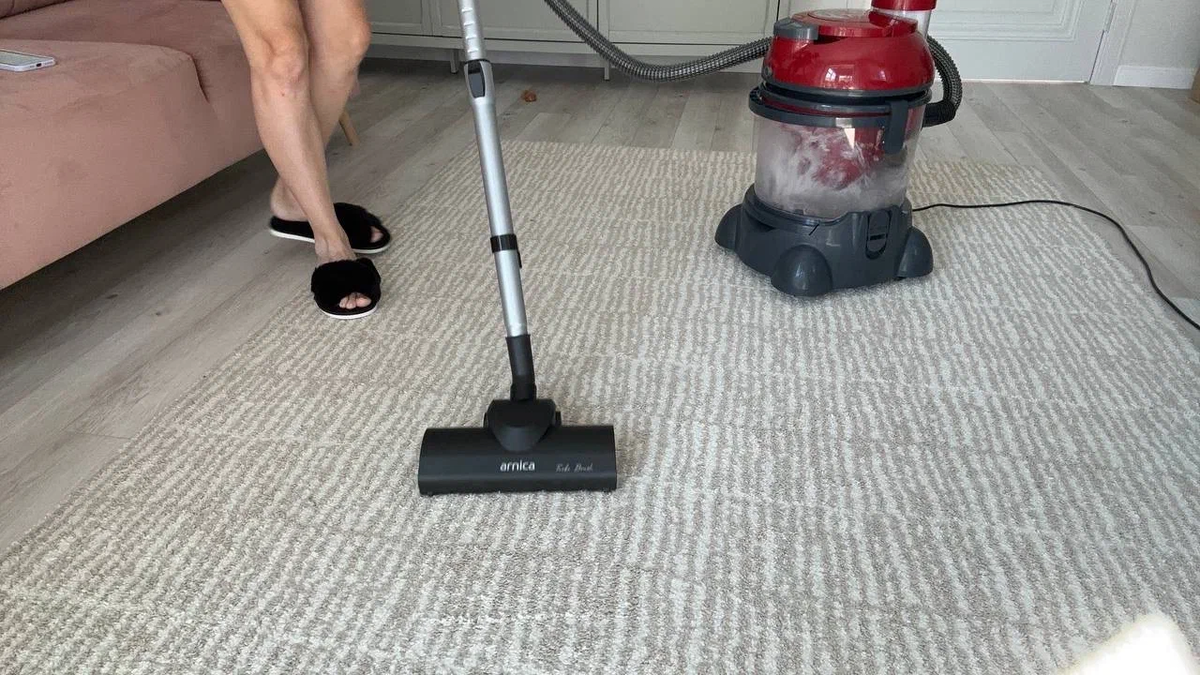 После уборки с Hydra Rain Plus на ковре не осталось шерсти и волос