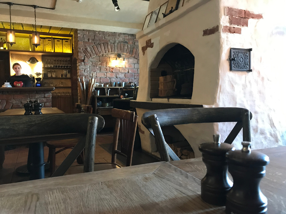 В зале заведения под названием Zavod-бар при заводе «Алкон». Фото автора 