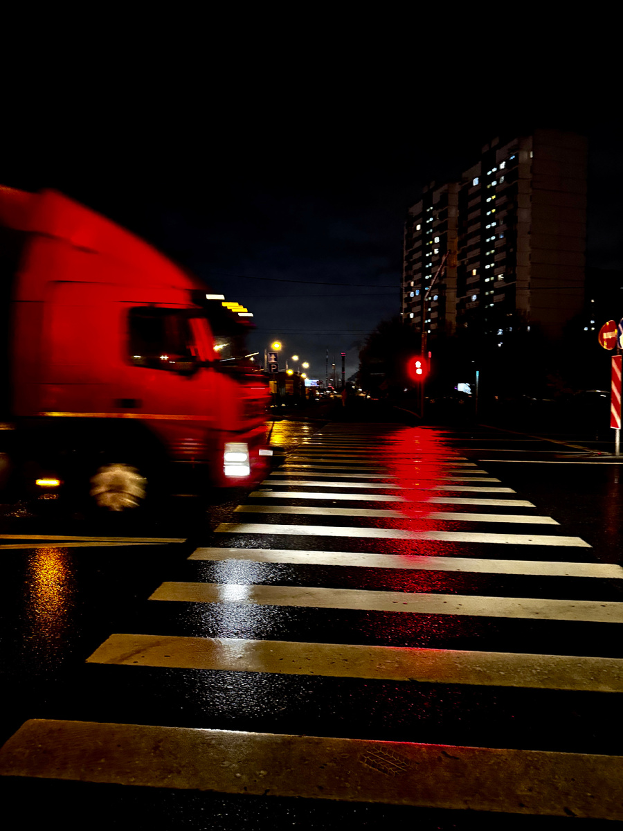 Красный свет в ночном городе