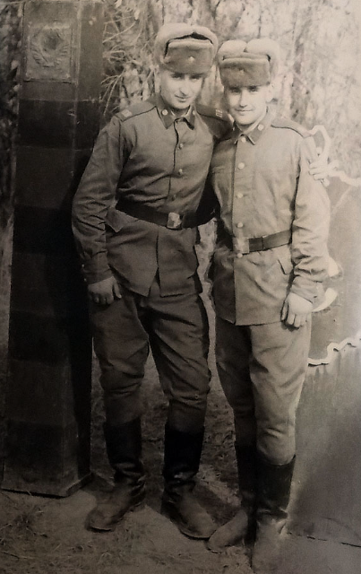 Рядовой ПВ КГБ СССР А. Кочубей с товарищем в пограничной "учебке"