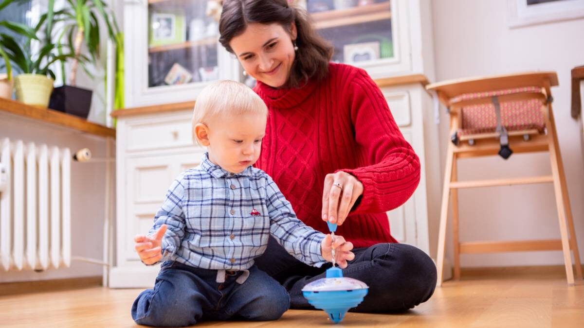    Научите ребенка запускать юлу, и его потом будет не оторвать от игрушки / Фото: Shutterstock