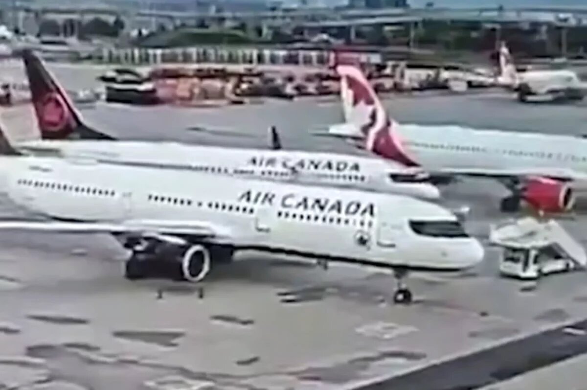    DM: Boeing 737 поцарапал два самолета во время парковки в аэропорту Торонто