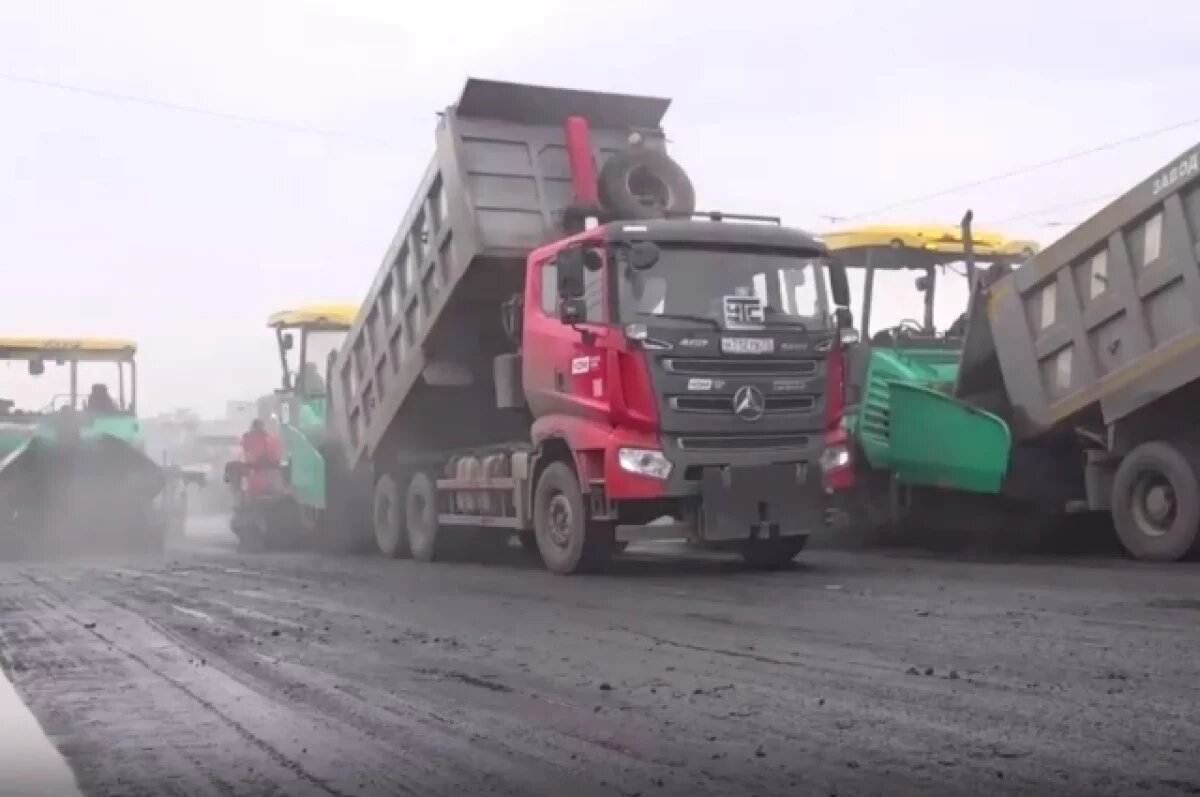    На мосту по улице Минаева укладывают финальный слой асфальта