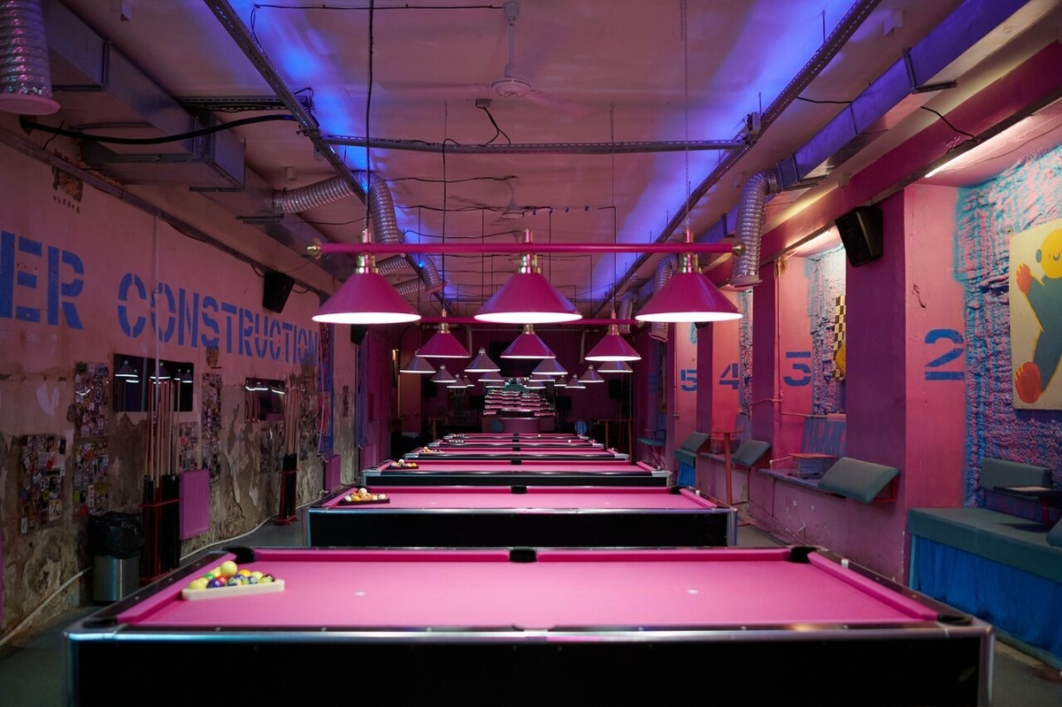 Розовые столы, крафт и стильный интерьер