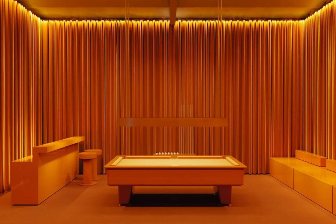 Фиолетовый пул и свой дворик на улице