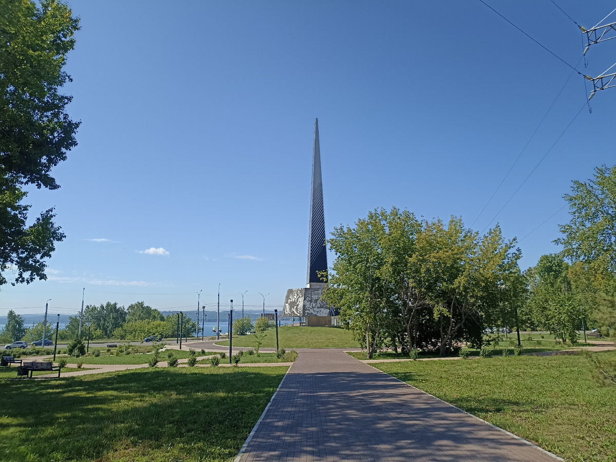 Стела «Иркутск – город трудовой Доблести»