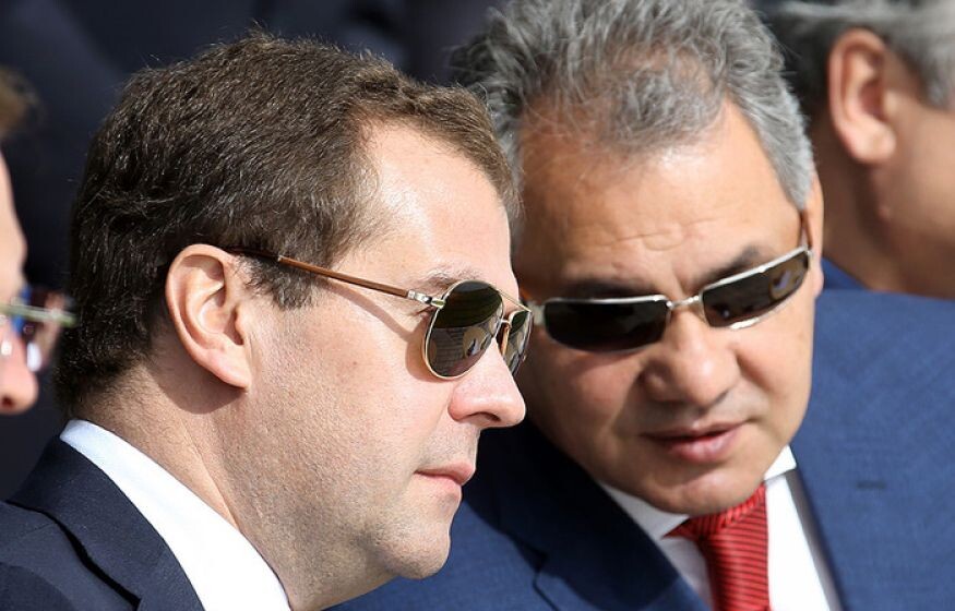    Шойгу тихо уходит. В игру вступает Медведев. Что задумал Кремль?: ЦГ