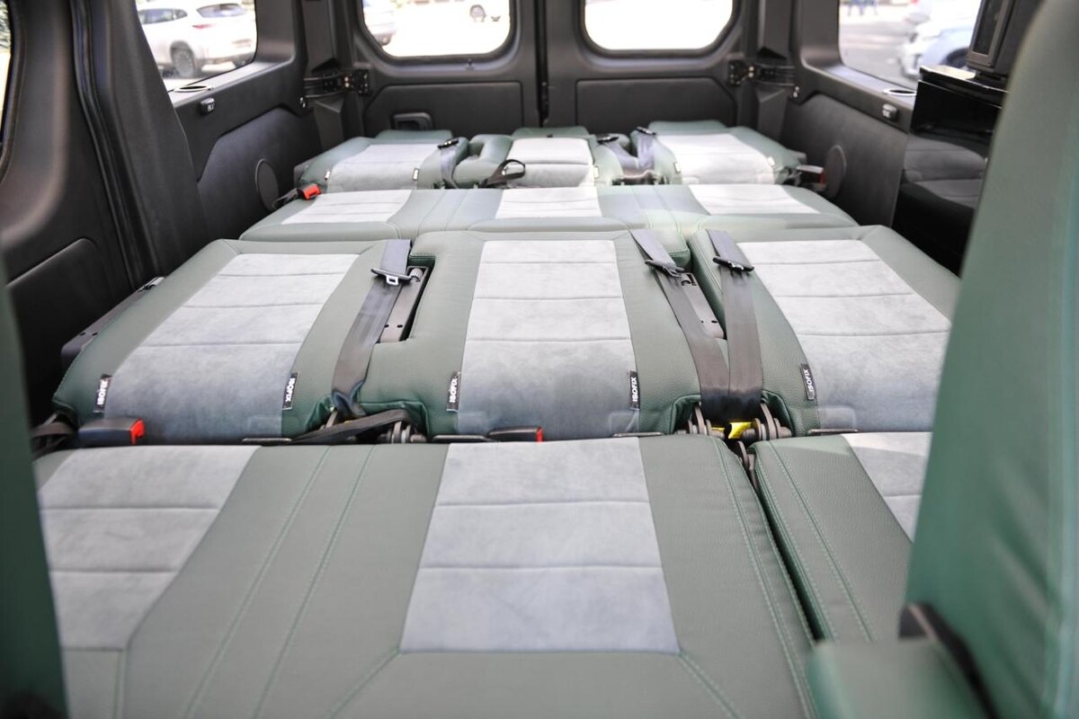 Каждую секцию дивана можно регулировать по отдельности, а при желании все сиденья раскладываются в одну большую, практически ровную спальную поверхность. 