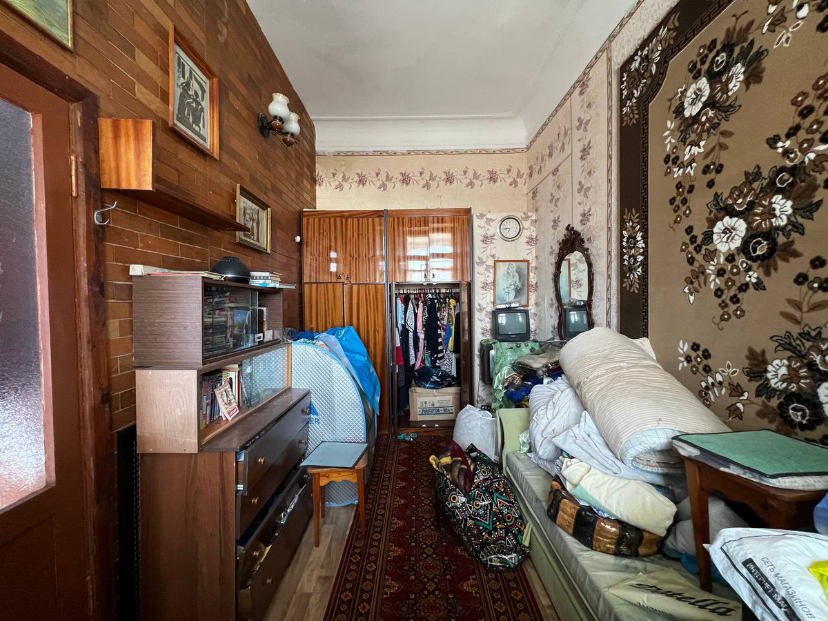 Одна из комнат до разбора