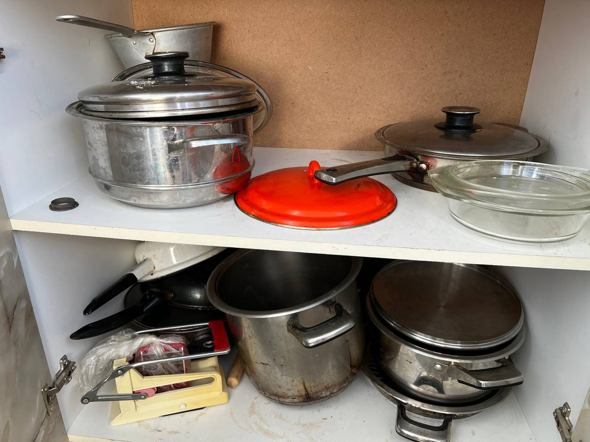 Посуды и кухонной утвари было много
