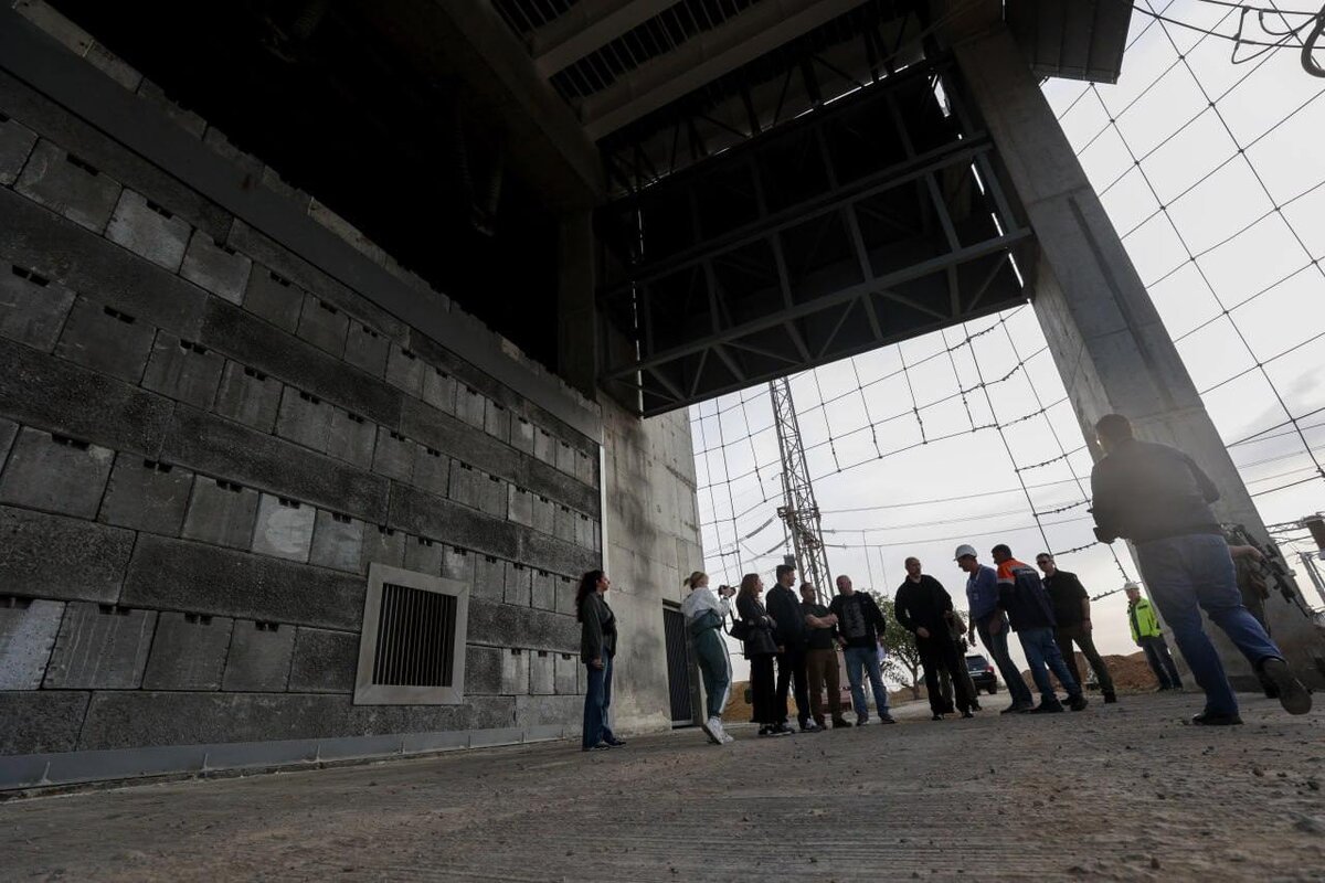 Ввод ошиновки в "будку" на ПС 330/220/150/35 кВ Трихаты. 