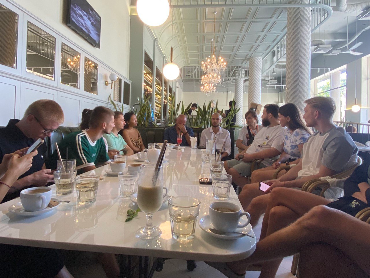 Русские регулярно проводят стихийные встречи на разные темы или просто поболтать