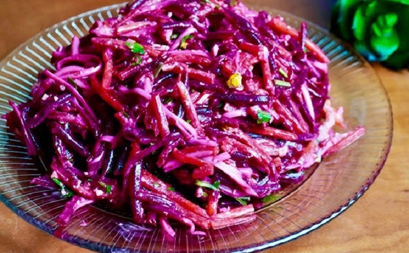 Салат из свёклы, который удивит вкусом: быстрая альтернатива надоевшему винегрету