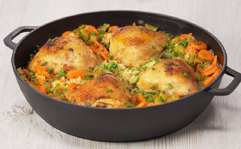 Сытный ужин из простых продуктов: курица с рисом, которая соберёт за столом всю семью 