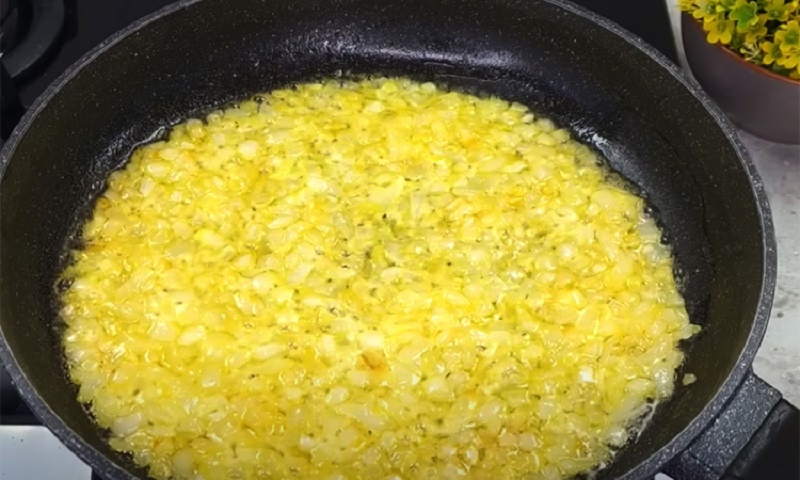 Сытный ужин из простых продуктов: курица с рисом, которая соберёт за столом всю семью 